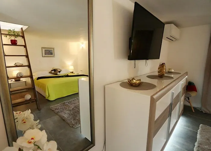 Hermes Apartment