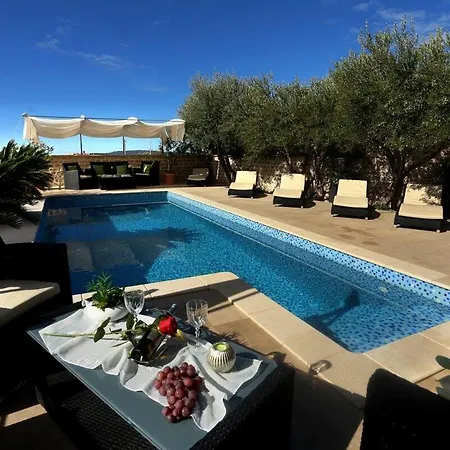 Hermes Apartment *